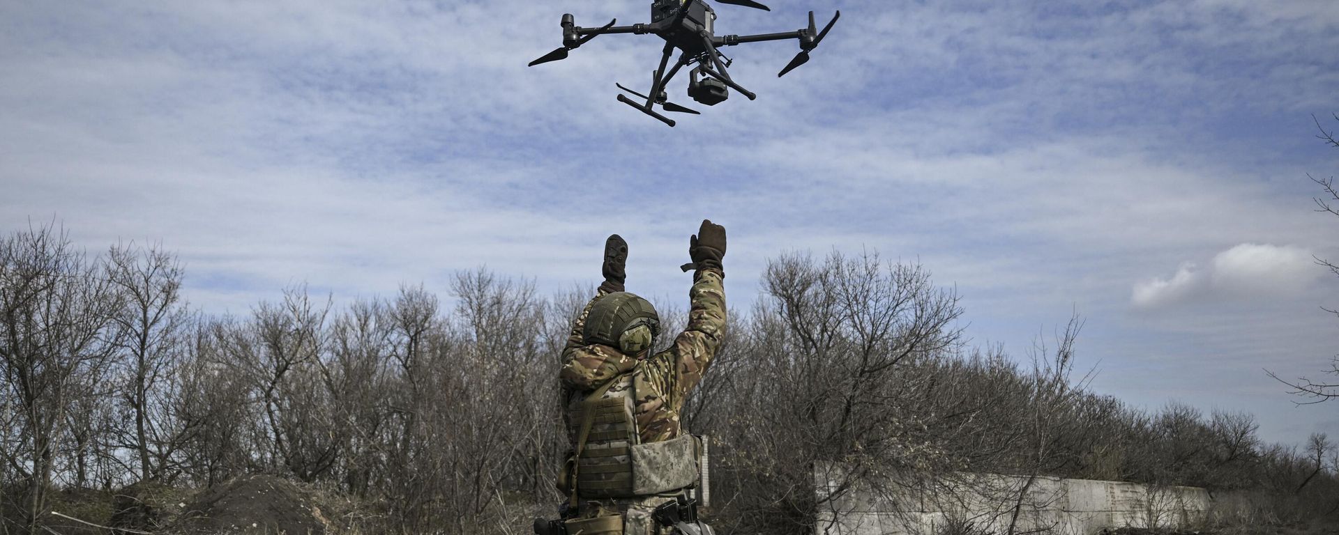A Ukrainian serviceman flies a drone to spot Russian positions near the Ukrainian city of Artemovsk on March 5, 2023 - Sputnik International, 1920, 24.05.2023