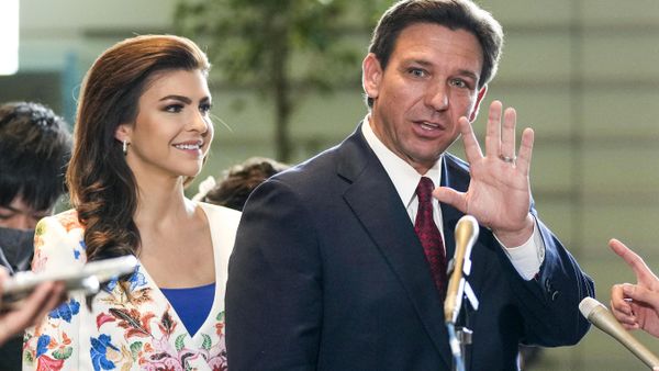 Florida Governor Ron DeSantis (R) waves to journalists as his wife Casey (L) looks one after meeting Japanese Prime Minister Fumio Kishida at the latter's official residence in Tokyo on April 24, 2023 - Sputnik International