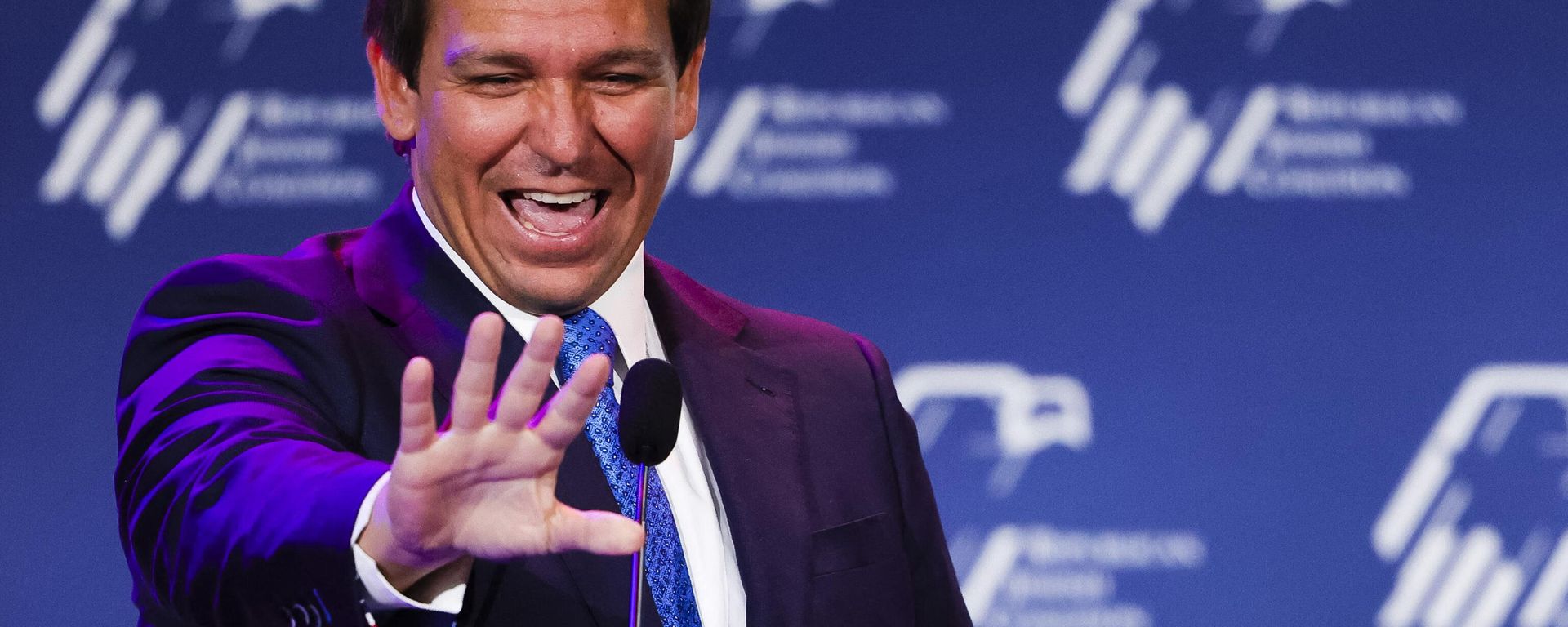 Republican Florida Governor Ron DeSantis waves to supporters at the Republican Jewish Coalition Annual Leadership Meeting in Las Vegas, Nevada, on November 19, 2022 - Sputnik International, 1920, 01.06.2023