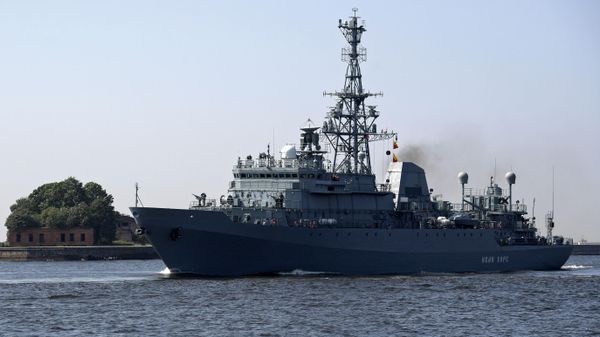 The Ivan Khurs, a Project 18280 reconnaissance ship, during a naval parade rehearsal in Kronstadt to mark Navy Day. - Sputnik International