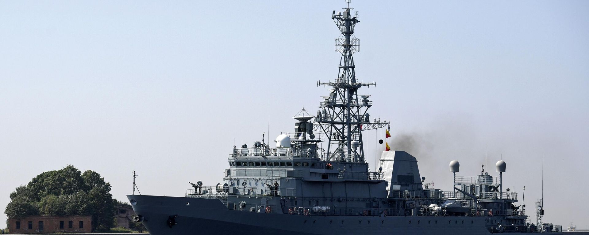 The Ivan Khurs, a Project 18280 reconnaissance ship, during a naval parade rehearsal in Kronstadt to mark Navy Day. - Sputnik International, 1920, 27.05.2023