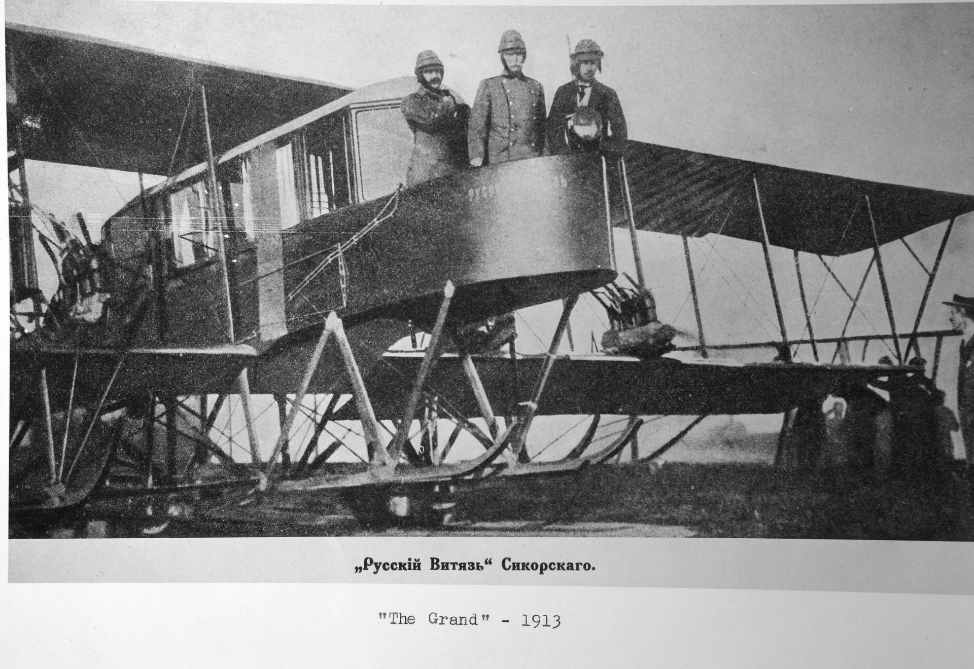 Russky Vityaz aircraft with its designer Igor Sikorsky (far right) and general Alexander von Kaulbars (center) - Sputnik International, 1920, 27.05.2023