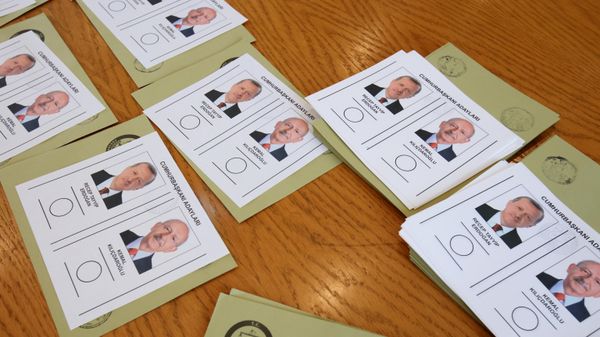 Ballots are seen during the early voting at the second round of presidential elections at the polling station in the Turkish embassy in Moscow, Russia.  - Sputnik International