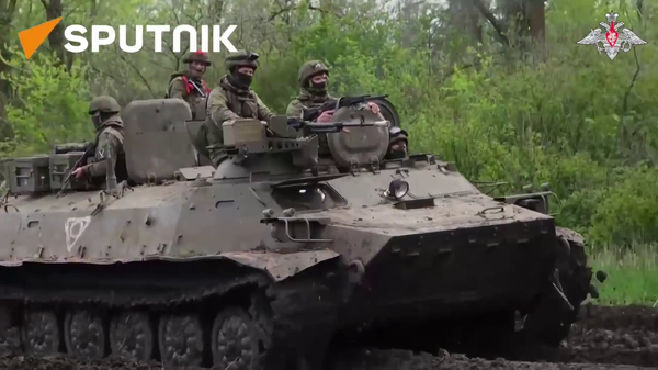 Russian Buk-M2 air defense system crews in action - Sputnik International