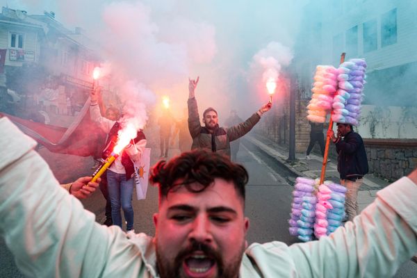 Foreign leaders lined up on Sunday to congratulate Turkish President Recep Tayyip Erdogan after the preliminary results of the presidential runoff put him in the lead over his rival.Above: Supporters of Turkish President Recep Tayyip Erdogan light flares as they celebrate the presidential runoff victory in Istanbul. - Sputnik International