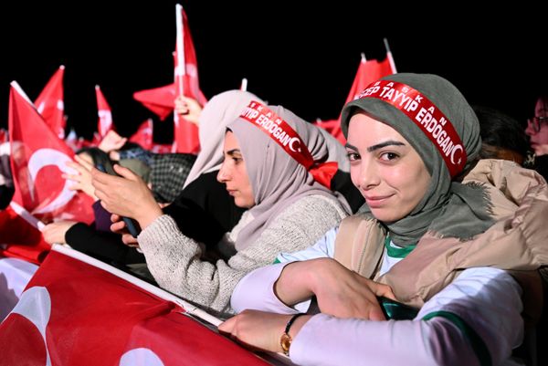 Supporters of Turkish President Recep Tayyip Erdogan outside the Presidential Palace in Ankara. - Sputnik International