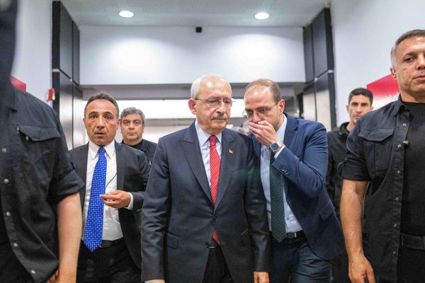 Republican People's Party (CHP) leader and presidential candidate of the main opposition alliance Kemal Kilicdaroglu (C) walks through CHP headquarters in Ankara with bodyguards after his speech. - Sputnik International