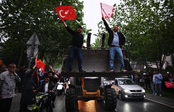 Supporters of incumbent President Recep Tayyip Erdoğan in front of the office of the ruling party in Istanbul. - Sputnik International