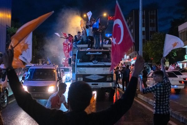 Supporters of Turkish President Recep Tayyip Erdogan celebrate Erdogan's victory after the runoff election in the earthquake-hit city of Kahramanmaras. - Sputnik International