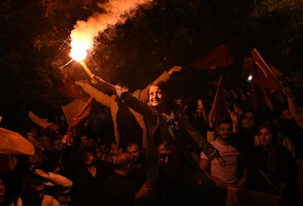 Supporters of incumbent President Recep Tayyip Erdogan in front of the office of the ruling Justice and Development Party (AK party) in Istanbul. - Sputnik International