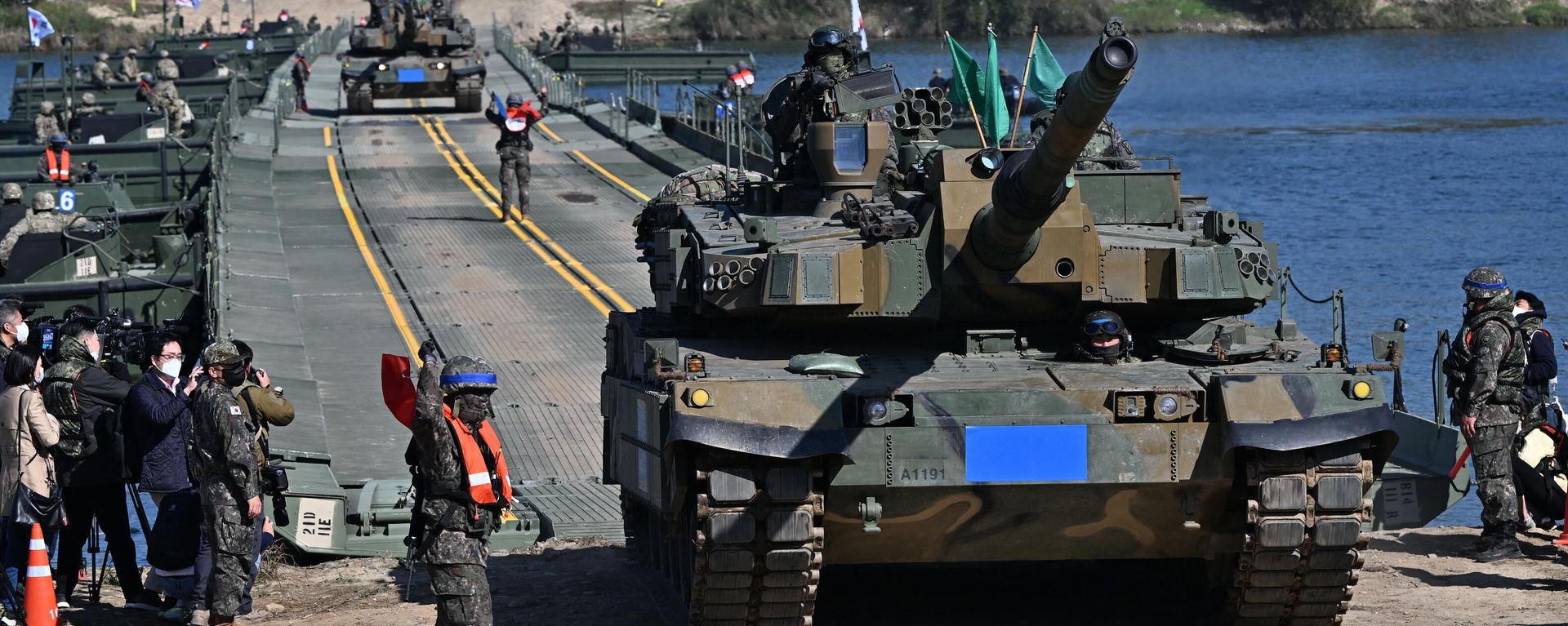 South Korea's K2 tanks cross a river over a floating bridge during a South Korea-US joint river-crossing drill as part of the annual Hoguk military exercise in Yeoju on October 19, 2022.  - Sputnik International, 1920, 29.05.2023