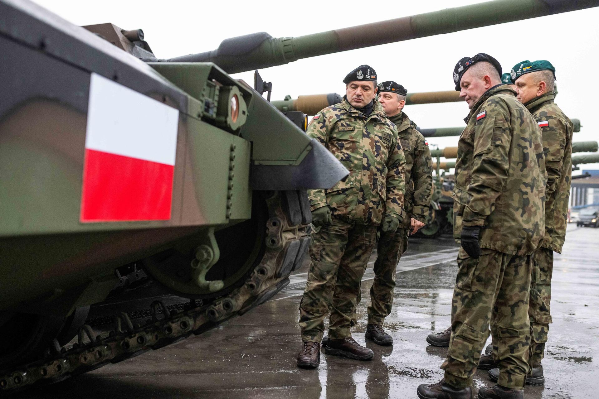 Polish Army soldiers stand next to tanks in the port after the arrival of the first K2 tanks and K9 howitzers for Poland on December 6, 2022 at the Baltic Container Terminal in Gdynia. - Sputnik International, 1920, 29.05.2023