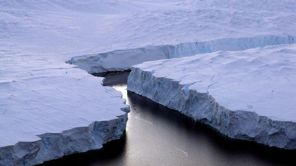 An enormous iceberg (R) breaks off the Knox Coast in the Australian Antarctic Territory on January 11, 2008.  - Sputnik International