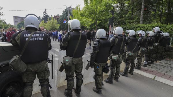 Polish soldiers, part of the peacekeeping mission in Kosovo KFOR guard a municipal building in the town of Zvecan, northern Kosovo - Sputnik International