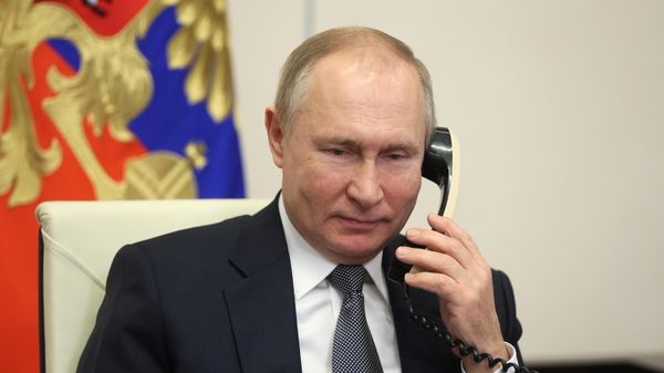 Russian President Vladimir Putin speaks on the phone - Sputnik International