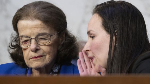 US Senator Dianne Feinstein (D-CA) speaks with an aide as she arrives for a Senate Judiciary Committee meeting on Capitol Hill in Washington, DC, on May 11, 2023. - Sputnik International