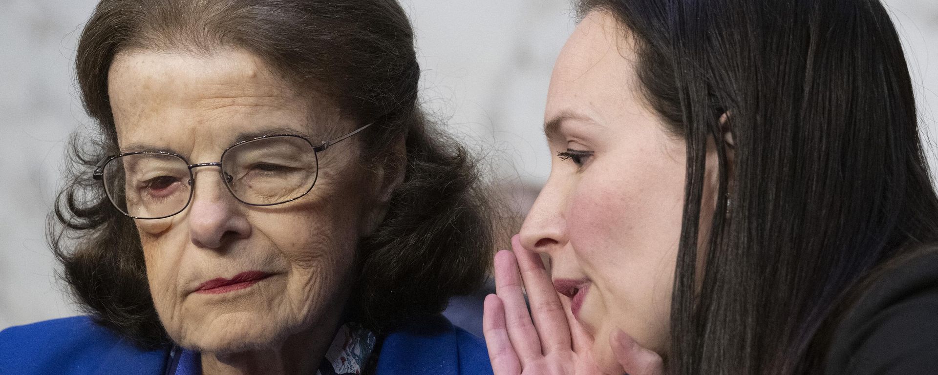 US Senator Dianne Feinstein (D-CA) speaks with an aide as she arrives for a Senate Judiciary Committee meeting on Capitol Hill in Washington, DC, on May 11, 2023. - Sputnik International, 1920, 30.05.2023