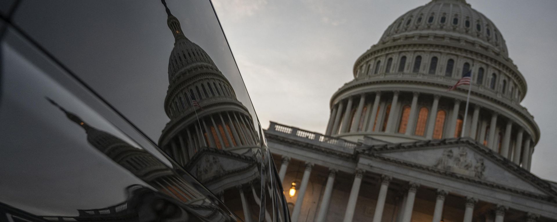 The dome of the US Capitol is seen reflected on a car door in Washington, DC on November 5, 2021.  - Sputnik International, 1920, 30.05.2023