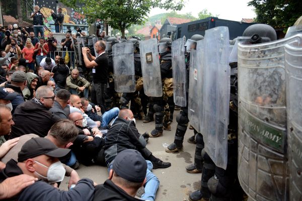 Serbs from Kosovo face riot police during a gathering to demand the removal of recently elected Albanian mayors outside the municipal building in Zvecan, northern Kosovo. - Sputnik International