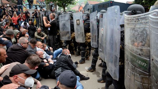 Serbs from Kosovo face riot police during their gathering to demand the removal of recently elected Albanian mayors outside municipal building in Zvecan, northern Kosovo.  - Sputnik International