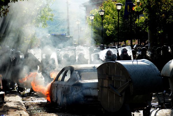 Kosovo riot police and KFOR (International Military Mission to Kosovo) military police secure entrance to the municipal building in Zvecan, northern Kosovo, following clashes with Serb protesters demanding the removal of recently elected Albanian mayors. - Sputnik International