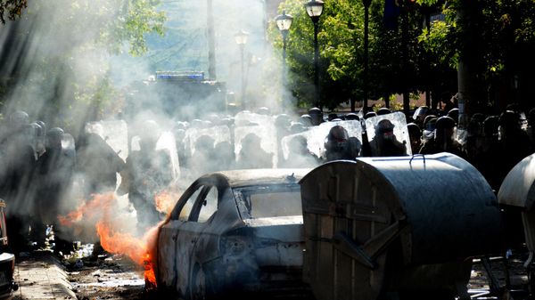 Kosovo riot police and KFOR (International Military Mission to Kosovo) military police, secure entrance to municipal building in Zvecan, northern Kosovo, following clashes with Serb protesters demanding the removal of recently elected Albanian mayors.  - Sputnik International