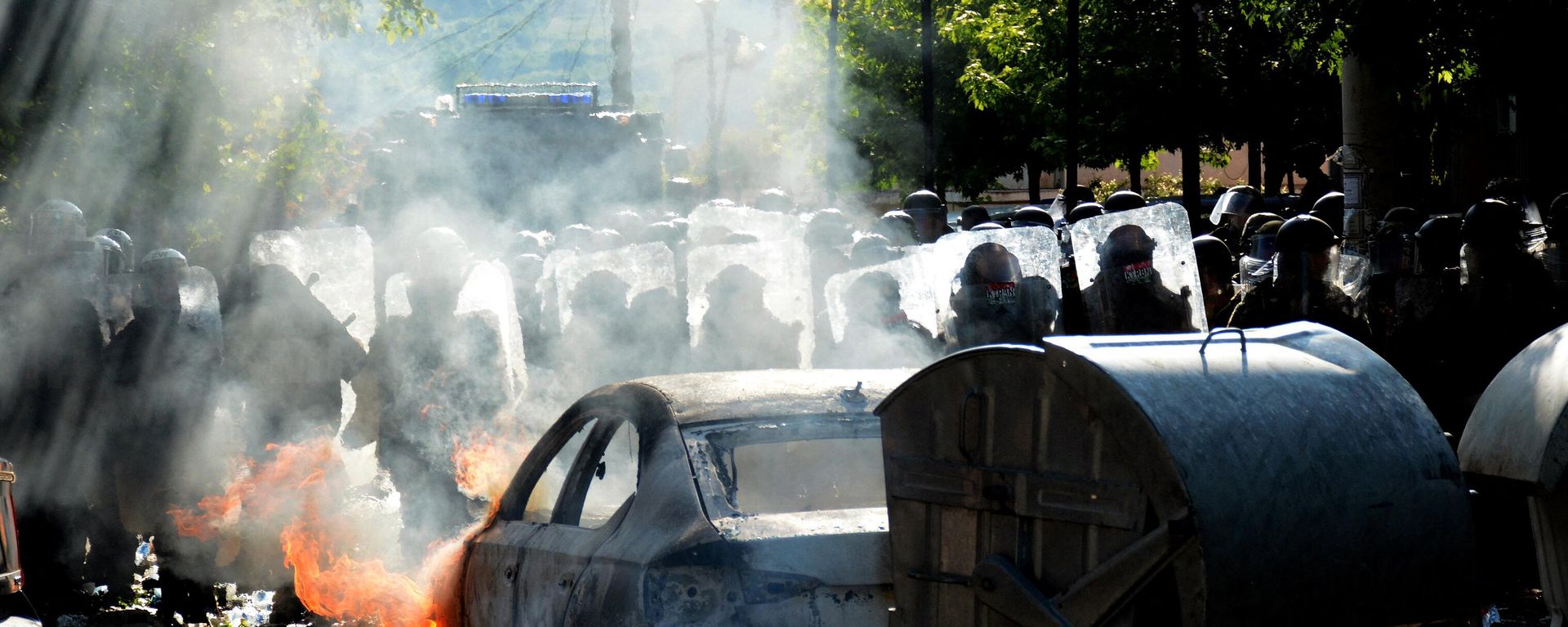 Kosovo riot police and KFOR (International Military Mission to Kosovo) military police, secure entrance to municipal building in Zvecan, northern Kosovo, following clashes with Serb protesters demanding the removal of recently elected Albanian mayors.  - Sputnik International, 1920, 30.05.2023