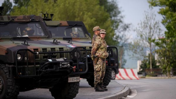 NATO soldiers stand guard in the town of Mitrovica, as Serbs protest against the installation of ethnic Albanian mayors. - Sputnik International
