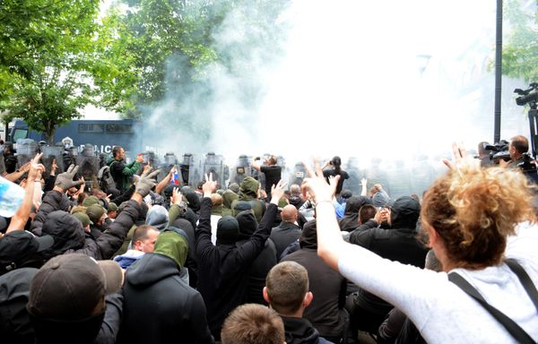 Serbs from Kosovo face riot police during their gathering to demand the removal of recently elected Albanian mayors outside the municipal building in Zvecan, northern Kosovo. - Sputnik International