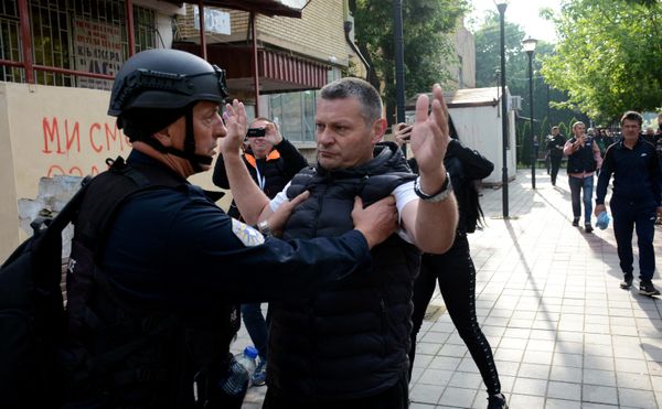 Kosovo riot police along with KFOR military police secure access to a municipal building in Zvecan as Kosovo Serbs gather outside the building after police helped install ethnic Albanian mayors following elections. - Sputnik International