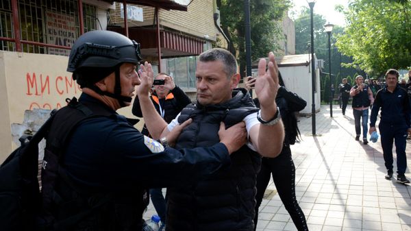 Kosovo riot police along with KFOR military police, secure access to a municipal building in Zvecan as Kosovo Serbs gather outside the building after police helped install ethnic Albanian mayors following elections.  - Sputnik International