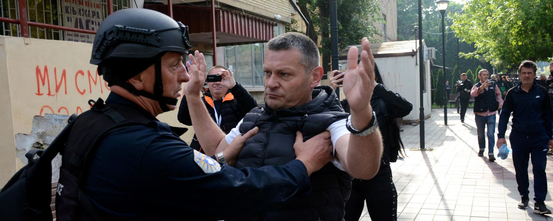 Kosovo riot police along with KFOR military police, secure access to a municipal building in Zvecan as Kosovo Serbs gather outside the building after police helped install ethnic Albanian mayors following elections.  - Sputnik International, 1920, 18.06.2023