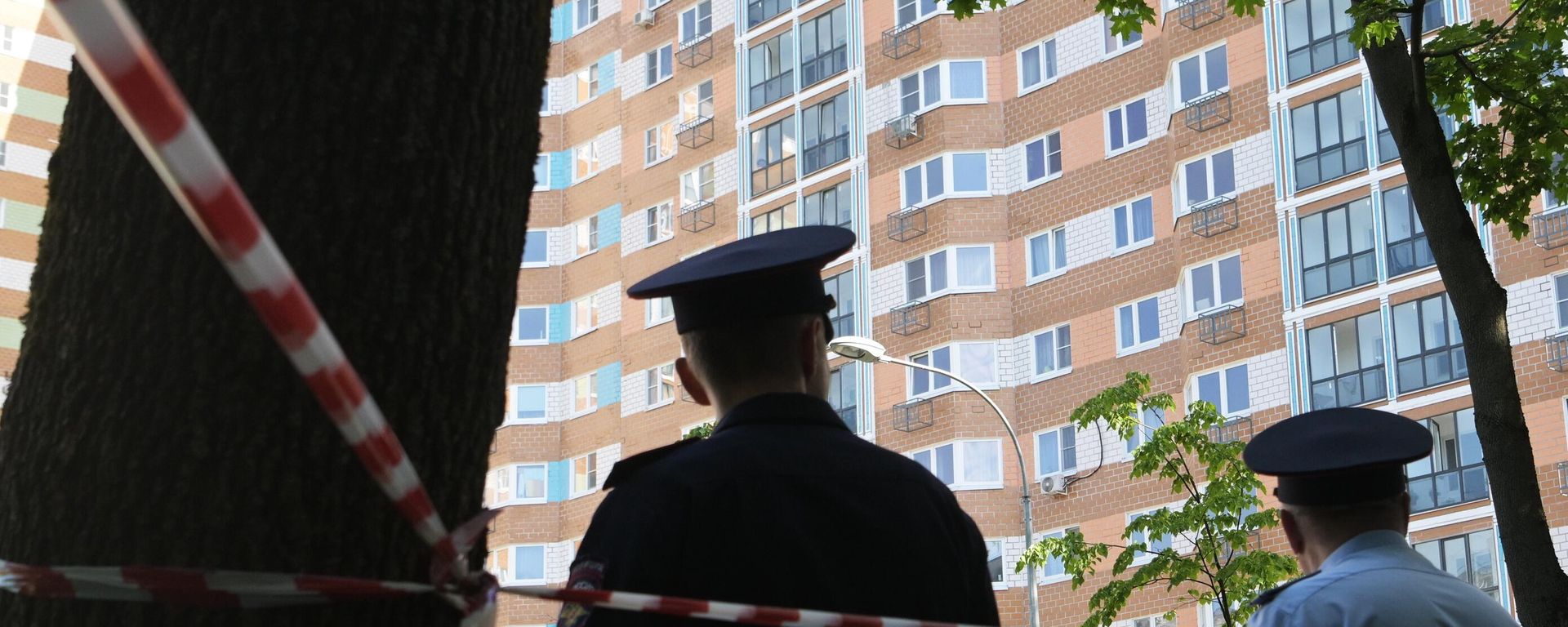 Police officers outside a residential building affected by a drone attack on Profsoyuznaya Street in Moscow. Police officers outside a residential building affected by a drone attack on Profsoyuznaya Street in Moscow. - Sputnik International, 1920, 18.08.2023