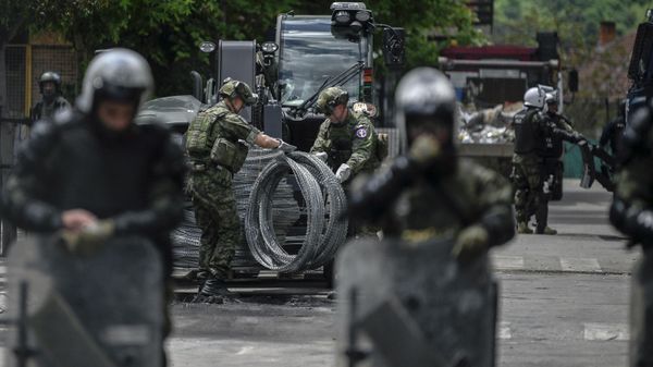 NATO soldiers prepare to install razor wire to secure the area near Zvecan, northern Kosovo on May 30, 2023, a day following clashes with Serb protesters demanding the removal of recently elected Albanian mayors. - Sputnik International