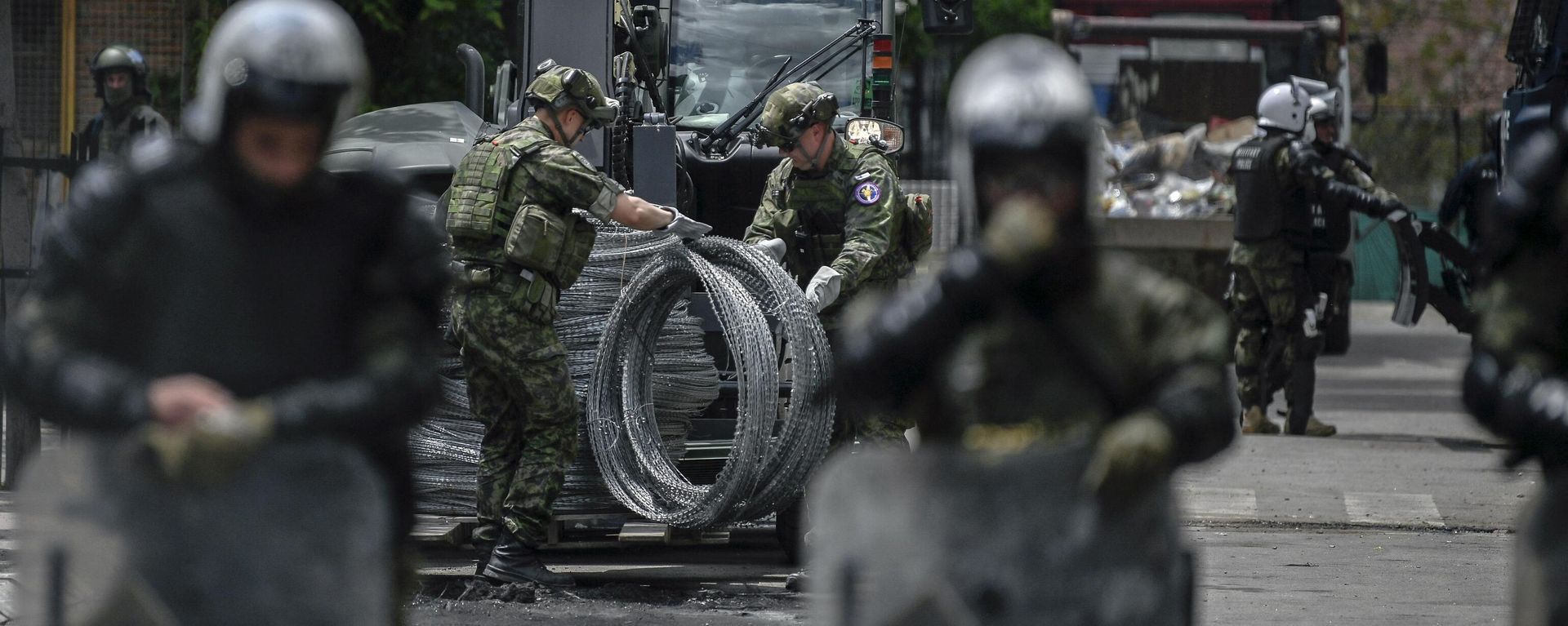 NATO soldiers prepare to install razor wire to secure the area near Zvecan, northern Kosovo on May 30, 2023, a day following clashes with Serb protesters demanding the removal of recently elected Albanian mayors. - Sputnik International, 1920, 06.06.2023
