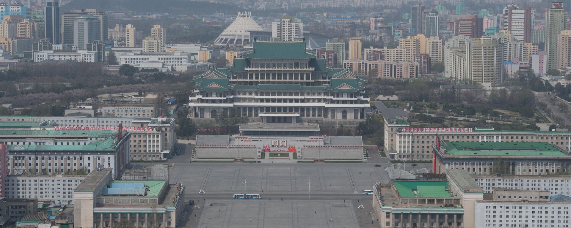 View of Kim Il-sung Square and the Grand People's Study House from the observation deck of the Juche Tower in Pyongyang. - Sputnik International, 1920, 26.06.2023