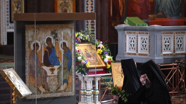 Nuns attend a service on the Day of the Holy Trinity at the Cathedral of Christ the Savior in Moscow, Russia. - Sputnik International