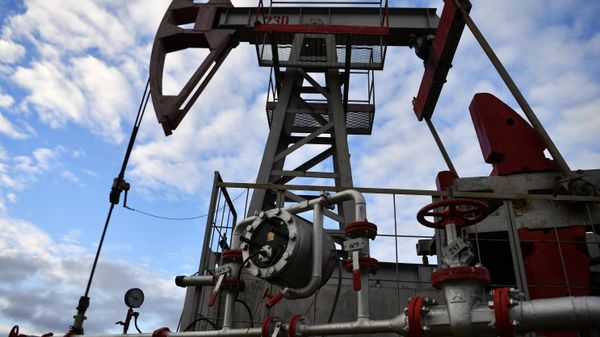 An oil pump jack operated by the Yamashneft Oil and Gas Production Division of Tatneft, are seen in Almetyevsk District of Russia's Republic of Tatarstan. - Sputnik International