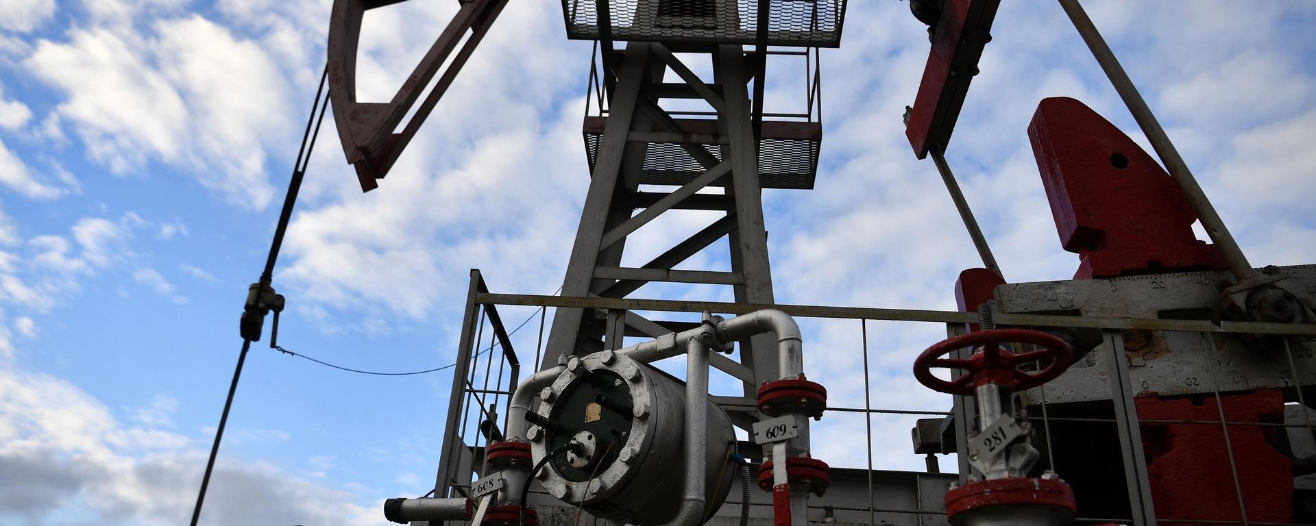 An oil pump jack operated by the Yamashneft Oil and Gas Production Division of Tatneft, are seen in Almetyevsk District of Russia's Republic of Tatarstan. - Sputnik International, 1920, 04.06.2023