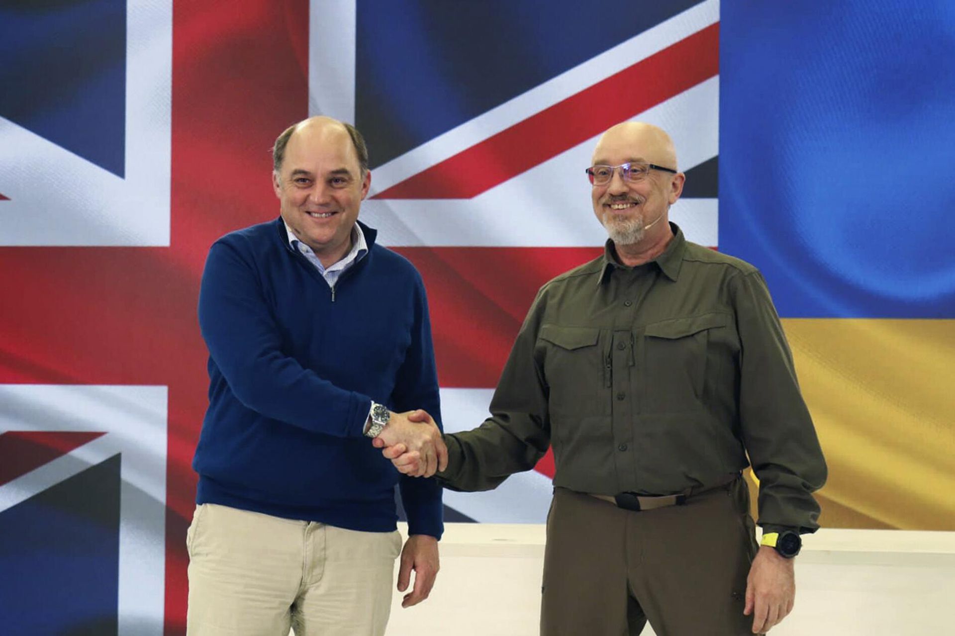 British Defence Secretary Ben Wallace, left, shakes hands with Ukrainian Minister of Defense Oleksii Reznikov during a visit to Kiev - Sputnik International, 1920, 05.06.2023