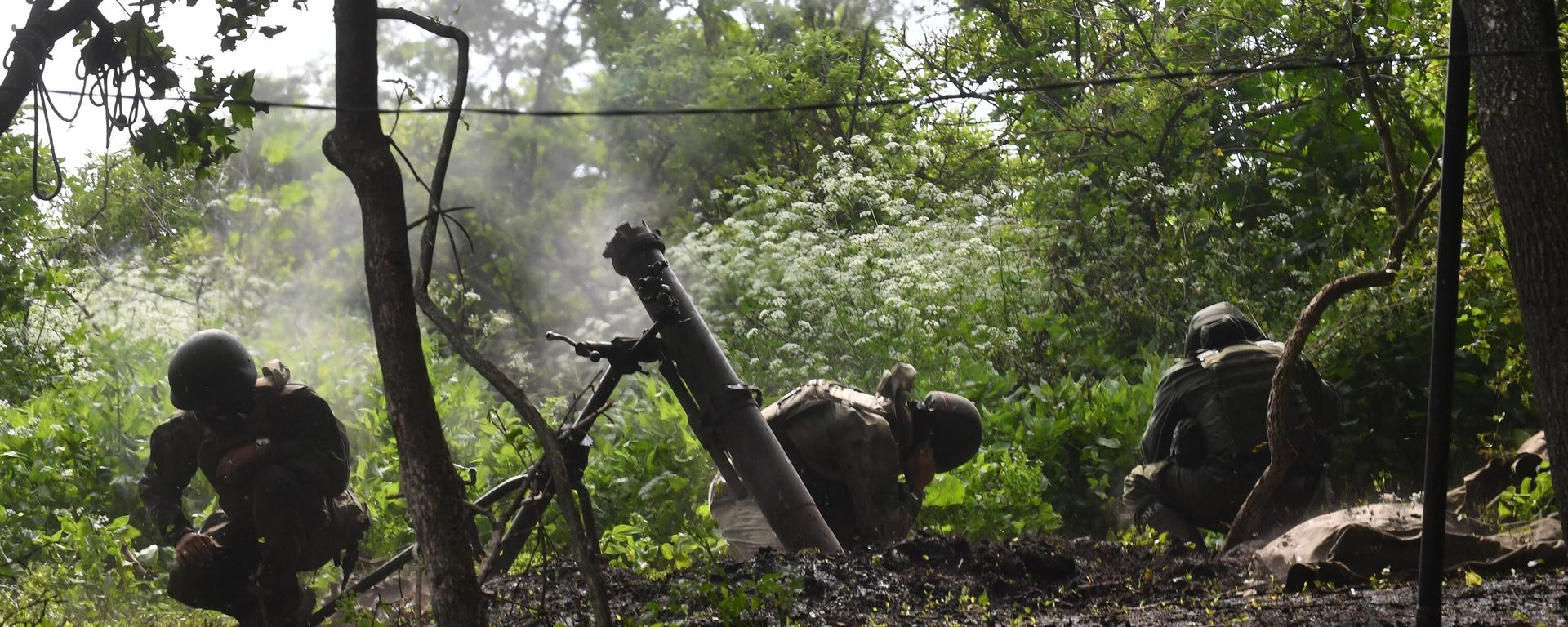 Russian servicemen of a mortar unit fire a 2B11 Sani (Sleigh) mortar towards Ukrainian positions, in the course of Russia's military operation in Ukraine, in Lugansk People's Republic, Russia Russian servicemen of a mortar unit fire a 2B11 Sani (Sleigh) mortar towards Ukrainian positions, in the course of Russia's military operation in Ukraine, in Lugansk People's Republic, Russia - Sputnik International, 1920, 14.10.2023