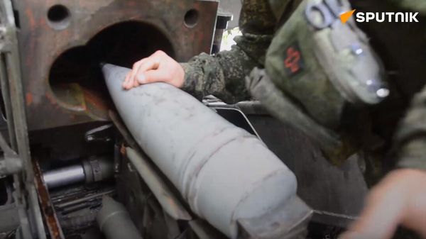 Russian 2S5 Giatsint-S Howitzer Destroys Ukraine's Self-Propelled Gun - Sputnik International