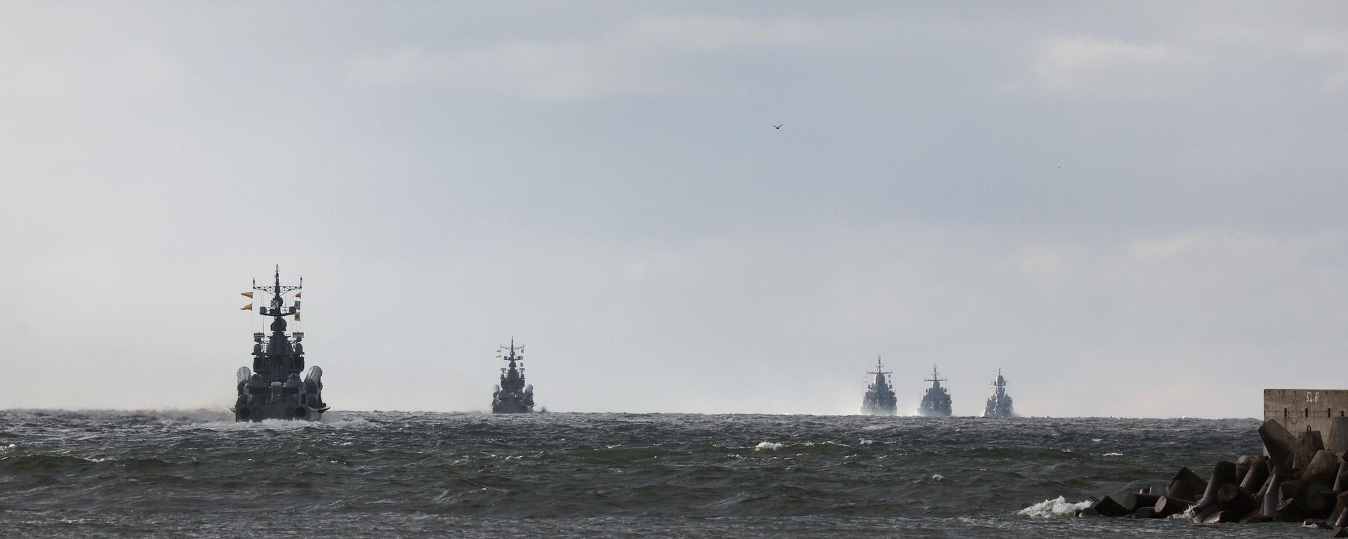 Warships are seen during naval drills staged by the Baltic Fleet forces of the Russian Navy in the Baltic Sea town of Baltiysk in Kaliningrad Region, Russia. - Sputnik International, 1920, 13.07.2025