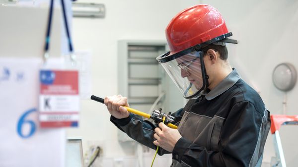 A participant in the qualifying round of WorldSkills Russia 2017 competes in the Electrical Fitting category in the Palace of Sights and Sports in Tomsk. - Sputnik International