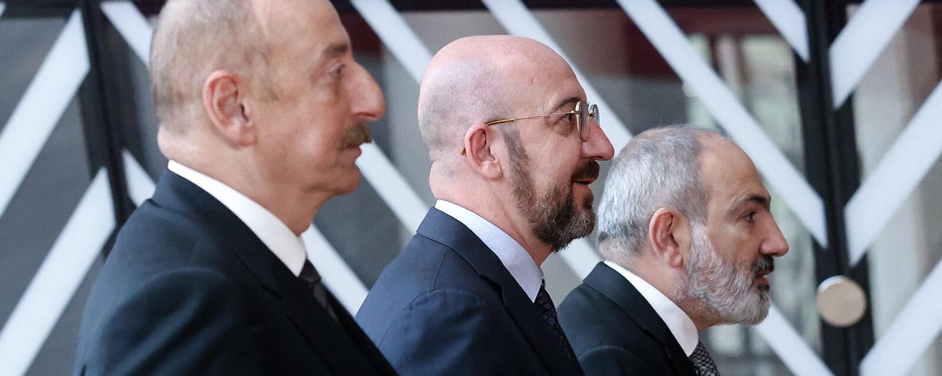 Armenia's Prime Minister Nikol Pashinyan, European Council President Charles Michel and Azerbaijan's President Ilham Aliyev before a meeting at the European Council (May 14, 2023). Brussels - Sputnik International, 1920, 05.06.2023