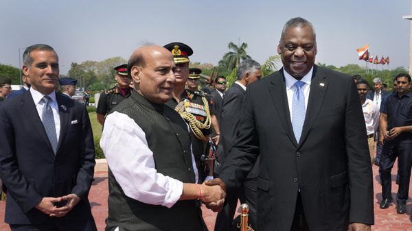 Indian Defense Minister Rajnath Singh, second left, welcomes U.S. Secretary of Defense, Lloyd Austin before their meeting, in New Delhi - Sputnik International