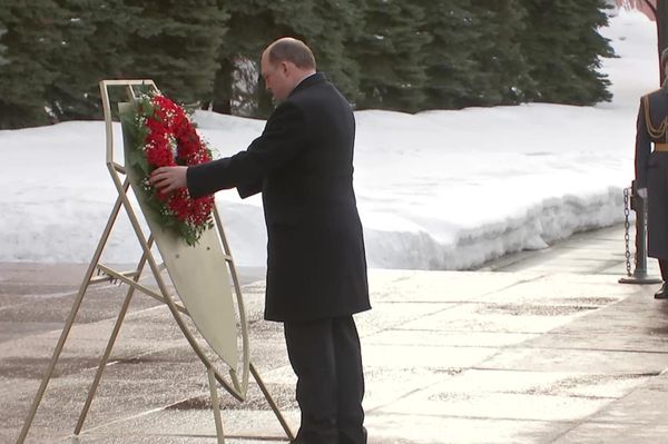 In this handout photo released by the Russian Defense Ministry, UK Defense Minister Ben Wallace attends a wreath-laying ceremony at the Tomb of the Unknown Soldier by the Kremlin Wall, in Moscow, Russia. - Sputnik International