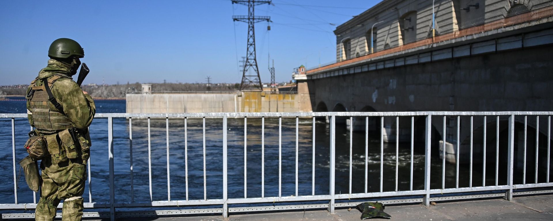 Russian serviceman guards the Hydro Power Plant in Novaya Kakhovka, Kherson Region. - Sputnik International, 1920, 06.06.2023