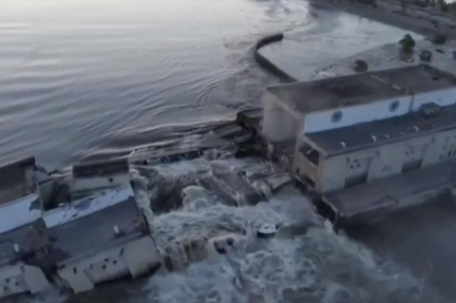This image made from video provided by Ukraine's Presidential Office shows the damaged Kakhovka dam near Kherson, Ukraine, Tuesday, June 6, 2023. - Sputnik International, 1920, 07.06.2023