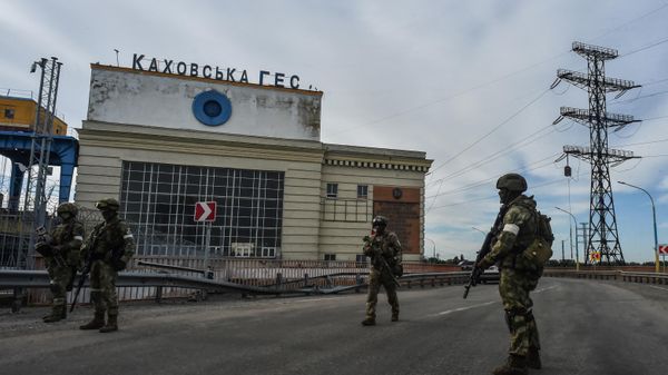This photo taken on May 20, 2022 shows Russian servicemen standing guard near the Kakhovka Hydroelectric Power Plant, Kherson Oblast. - Sputnik International